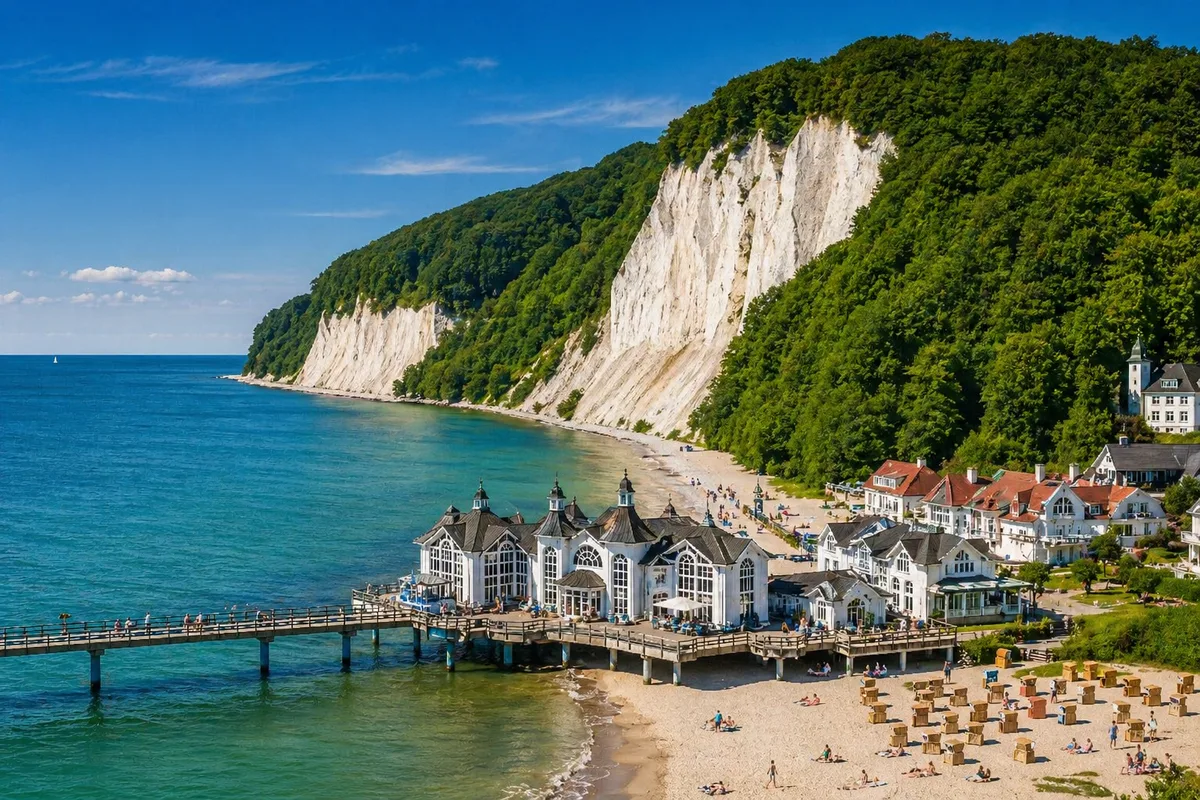 Küstenbild mit Seebrücke